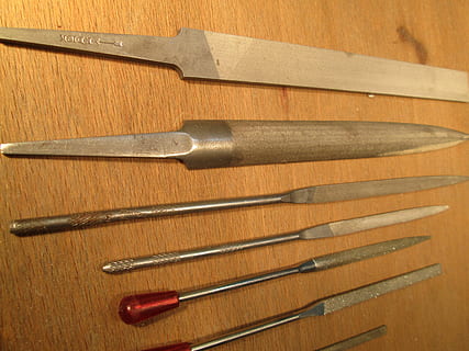 Werkzeug, Dateien, Werkstatt, Arbeit, Kunst, Beruf, Holz - Material, Metall, keine Leute, drinnen, Nahansicht, stehlen, Stillleben, Wahl, Tabelle, Variation, High Angle View, direkt darüber, Mann gemacht, Arbeitsgerät, Menschen gemacht Objekt, Gruppe von Objekten, mittlere Gruppe von Objekten, Anordnung, Kunst und Handwerk, Scharf, Kreativität, silberfarben, 4K