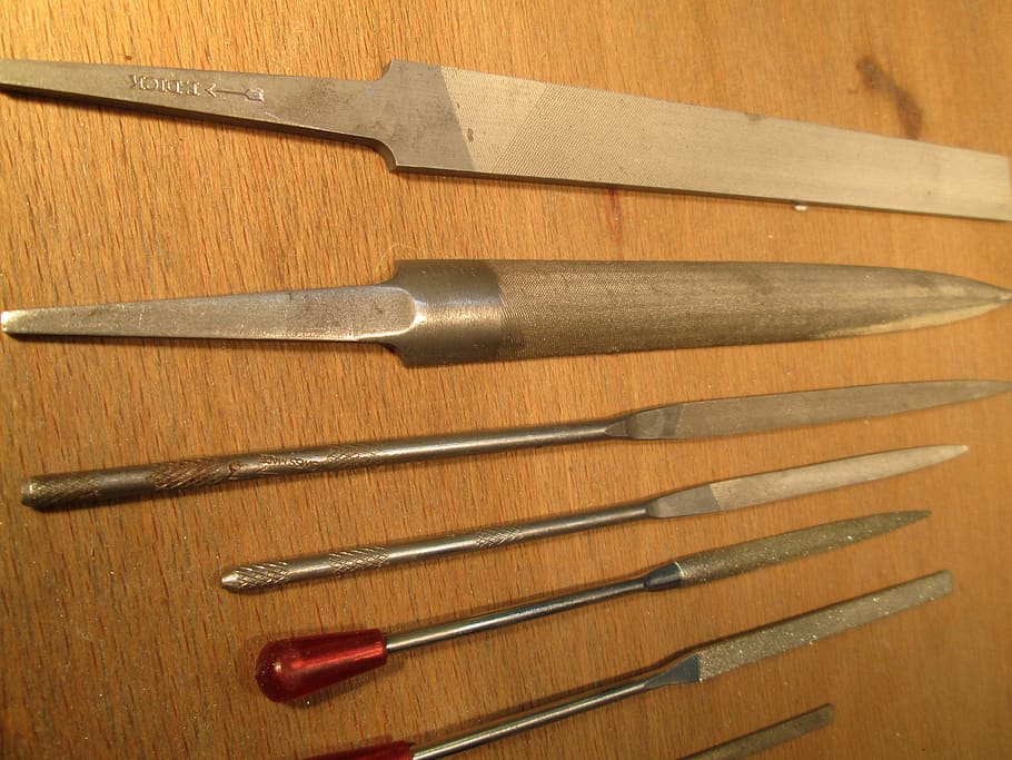 nástroj, soubory, dílna, práce, řemeslo, profese, dřevo - materiál, kov, nikdo, uvnitř, detail, ocel, stálý život, výběr, stůl, variace, vysoký úhel pohledu, přímo nad, muž, pracovního nástroje, člověk objekt, skupina objektů, střední skupina objektů, uspořádání, umění a řemesla, ostrý, tvořivost, stříbrné barvy, 4K