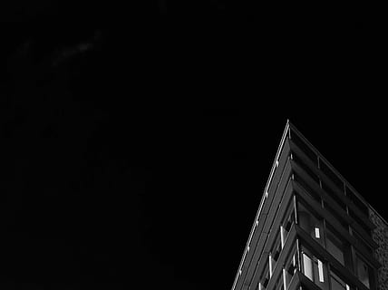 gris, concret, edifici, cel nocturn, fotografia d'angle alt, nit, estructura, cel, fosc, cantonada, arquitectura, blanc i negre, blanc, negre, exterior de l'edifici, estructura construïda, còpia espai, vista d’angle baix, finestra, cap gent, ciutat, naturalesa, il·luminat, cel clar, a l'aire lliure, modern, exterior d’edifici d’oficines, alta - alta, barri residencial, gratacels, 2K, CC0, domini públic, lliure de regalies