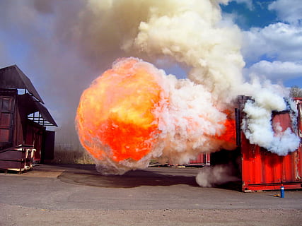 foc, explosió, formació, backdraft, perill, fum - estructura física, flama, cremant, calor - temperatura, vermell, destrucció, infern, bola de foc, dia, arquitectura, foc - fenomen natural, naturalesa, exterior de l'edifici, estructura construïda, signe, cel, cap gent, comunicació, transport, ciutat, senyal d'advertència, explosiu, 2K, CC0, domini públic, lliure de regalies