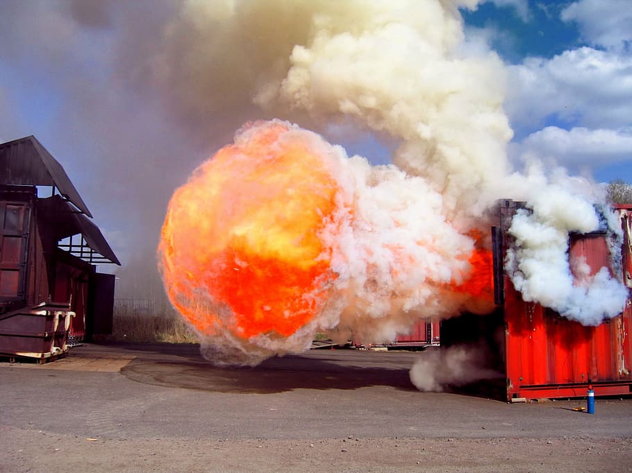 foc, explosió, formació, backdraft, perill, fum - estructura física, flama, cremant, calor - temperatura, vermell, destrucció, infern, bola de foc, dia, arquitectura, foc - fenomen natural, naturalesa, exterior de l'edifici, estructura construïda, signe, cel, cap gent, comunicació, transport, ciutat, senyal d'advertència, explosiu, 2K