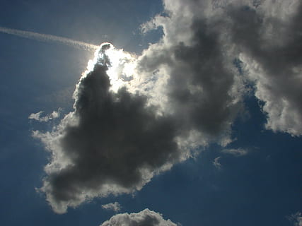 donkere wolken, cloudscape, zomerwolken, wolk - lucht, hemel, dag, natuur, zonlicht, zonnestraal, geen mensen, buitenshuis, milieu, rook - fysieke structuur, lage hoekweergave, witte kleur, schoonheid in de natuur, zon, ontzag, licht - natuurverschijnsel, zonnig, dampspoor, 720P, CC0, publiek domein, royaltyvrij