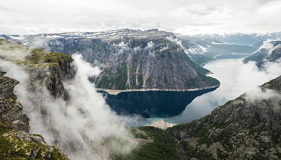 Foto, neblig, Berg, Karosserie, Wasser, Mitte, tagsüber, Wolke, See, wolkig, Cliff, Tal, Rock, Hochland, Natur, trolltunga, Norwegen, Nebel, butte, Mesa, Szenen - Natur, Schönheit in der Natur, Umgebung, wolke - himmel, Landschaft, Himmel, Land, Pflanze, Baum, Reise, Gebirge, Reiseziele, keine Leute, ruhige Szene, draußen, Gipfel, Kiefer, Nadelbaum, 5K, CC0, gemeinfrei, lizenzfrei