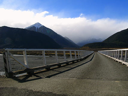 bjerg, Sky, bro, spids, himlen skyer, blå, bjerglandskab, naturlandskab, landskab, bjergkæde, vej, dal, udendørs, bro - menneskeskabt struktur, sky - himmel, himmel, natur, scenics - natur, rækværk, skønhed i naturen, rolig scene, ro, ingen mennesker, vand, bygget struktur, transportmidler, vejen frem, dag, arkitektur, forbindelse, retning, bjergtop, 2K, CC0, offentligt domæne, royaltyfrie