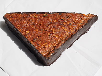 racó de nou, pastisseria, dolçor, triangular, xocolata, mossegada, productes al forn, pastisseria fina, viennoiseries, dolç, calories, menjar, menjar i beguda, llest per menjar, natura morta, frescor, a l'interior, cap gent, primer pla, directament a sobre, vista d’angle alt, benestar, tall, alimentació saludable, indulgència, temptació, mida de la porció, tir de l'estudi, fons blanc, carn, barbacoa, berenar, esmorzar, 4K, CC0, domini públic, lliure de regalies