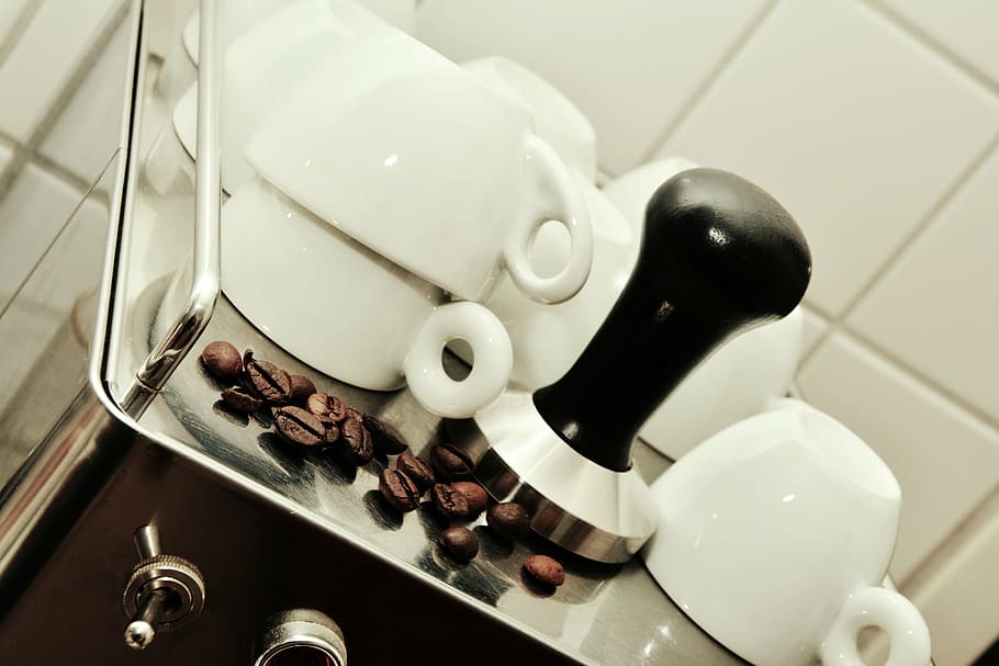 blanc, ceràmica, tasses, al costat, grans de cafè, cafetera automàtica, cafè, espresso, màquina de cafè exprés, te, tasses de cafè, automàtic, benefici de, aroma, aixeta, habitació domèstica, a l'interior, cuina domèstica, bany, la vida domèstica, cap gent, cuina, tassa del vàter, primer pla, menjar i beguda, tassa, menjar, tassa de cafè, cafè - beguda, Color blanc, beure, representació, refresc, natura morta, animal, vista d’angle alt, casa, plat, temes d'animals, vaixella, 5K