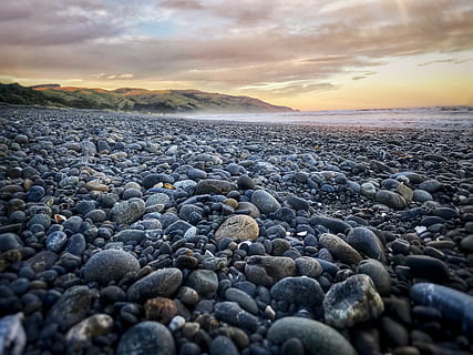 stenstrand, overskyet, himmel, dagtimerne, sort sten parti, småsten, hav, dramatisk himmel, strand, klippe, sky - himmel, scenics - natur, rullesten, solid, skønhed i naturen, natur, jord, rolig scene, vand, solnedgang, sten - objekt, ro, rock-objekt, sten-, ingen mennesker, udendørs, overflade niveau, 2K, CC0, offentligt domæne, royaltyfrie