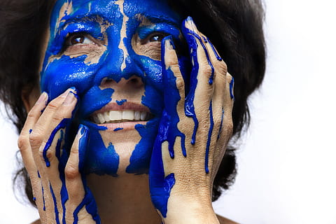 person, hænder, kvinde, kunst, kreativ, ansigt, sjovt, pige, model, maling, portræt, blå, tæt på, kropsmaling, Kunst og håndværk, en person, indendørs, ansigtsmaling, forfra, hovedskud, kreativitet, kigger på kameraet, voksen, kropsdel, repræsentation, skulptur, menneskelig kropsdel, Kvinder, menneskeligt ansigt, 5K, CC0, offentligt domæne, royaltyfrie