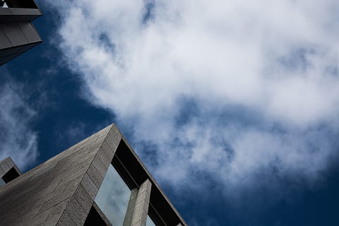 overskyet himmel, lav, vinkelfotografering, bygning, hvid, himmel, Skys, vinkler, Sky, afspejling, facade, sky - himmel, cloudscape, blå, ingen mennesker, bygning udvendig, udendørs, dag, bygget struktur, arkitektur, lav vinkel visning, natur, hus, høj sektion, miljø, trekant form, kopiere plads, boligområde, direkte under, 5K, CC0, offentligt domæne, royaltyfrie
