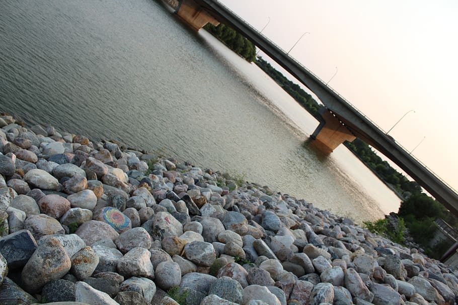 Sonnenuntergang, Flussseite, Brücken, Wasser, solide, keine Leute, Rock, Stein - Objekt, Tag, Natur, die Architektur, Stein, Rock - Objekt, gebaute Struktur, Wandbau - Funktion, draußen, Neigung, Fluss, Himmel, Kraftstoff- und Stromerzeugung, stein material, Flachwinkelansicht, Kieselstein, 5K