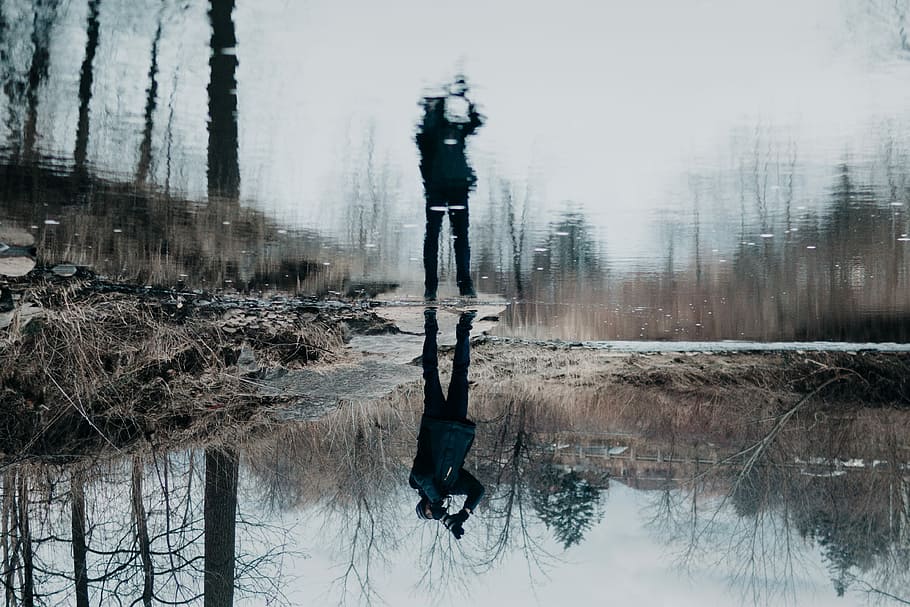 water reflectie, persoon, bezit, camera, staand, vijver, lichaam, water, dag, plas, reflectie, ondersteboven, winter, boom, koude temperatuur, natuur, fabriek, sneeuw, kale boom, echte mensen, buitenshuis, land-, bevroren, kalmte, vrijetijdsbesteding, architectuur, 4K
