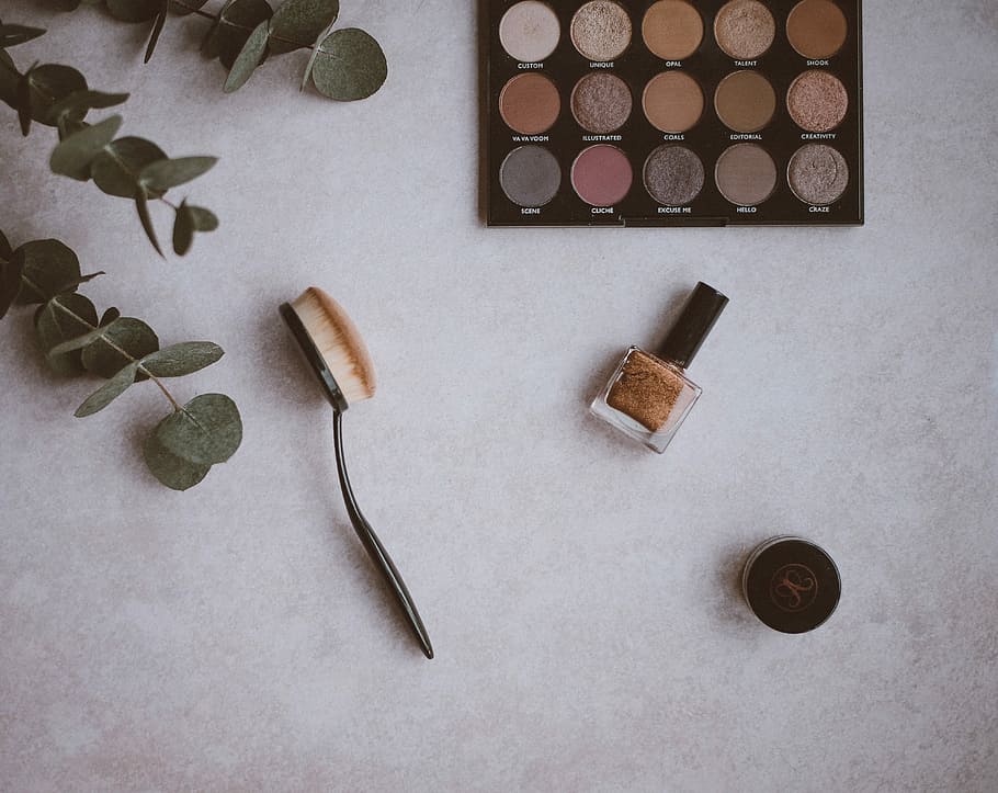 conformen flatlay, raspall de maquillatge, paleta d'ombres d'ulls, flatlay, maquillatge, pols, ombra d'ulls, paleta, cap gent, directament a sobre, a l'interior, variació, natura morta, vista d’angle alt, elecció, taula, gran grup d'objectes, estri de cuina, menjar, menjar i beguda, frescor, tir de l'estudi, forma, preparació, tap de suro, cullera, menjar dolç, 4K