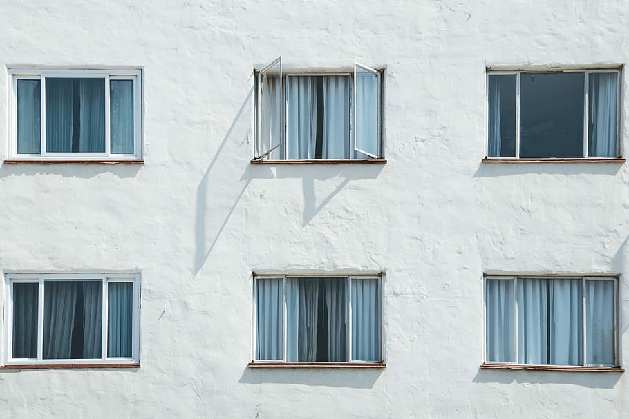 concret, estructura, assolellat, cel, minimalista, fotografia, sis, finestres de vidre, gris, cortines, finestra, simple, façana, obre la finestra, blau, mínim, estiu, californium, paisatge, ciutat, edifici, obert, repetitiu, repetició, patró, exterior de l'edifici, apartament, exterior de l'apartament, estructura construïda, arquitectura, dia, vista d’angle baix, cap gent, Color blanc, barri residencial, vidre - material, fons, marc complet, a l'aire lliure, costat a costat, llum solar, funció de construcció de parets, seguretat, naturalesa, 4K
