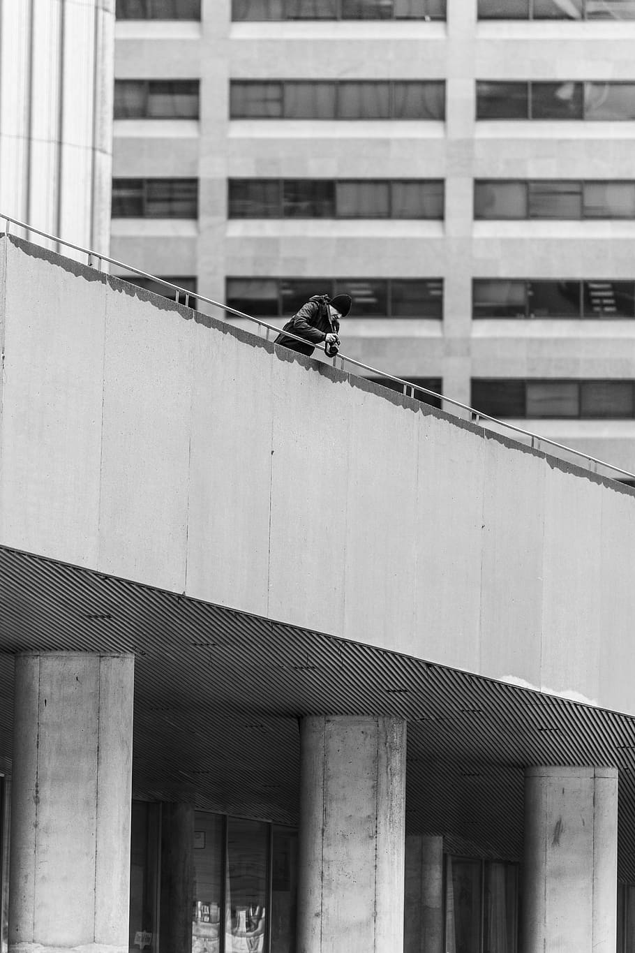 home, negre, abric, celebració, gadget, home de negre, abric negre, arquitectura, estructura construïda, blanc i negre, exterior de l'edifici, escena urbana, concret, industria de la construcció, a l'aire lliure, edifici, lloc de construcció, dia, treball, ocupació, vista d’angle baix, indústria, desenvolupament, columna arquitectònica, cap gent, finestra, incomplet, equips de construcció, 5K