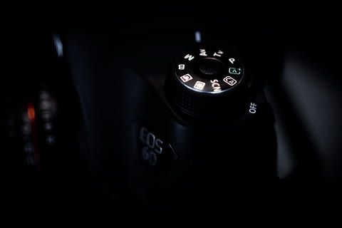 kamera, baggrunden, sort, mørk, kanon, fotograf, fotoudstyr, tæt på, teknologi, indendørs, nummer, ingen mennesker, meddelelse, sort farve, høj vinkel visning, sort baggrund, kamera - fotografisk udstyr, vestlige script, nat, fokus på forgrunden, tekst, transportmidler, fotografering temaer, studio skud, kontrollere, transportform, 2K, CC0, offentligt domæne, royaltyfrie