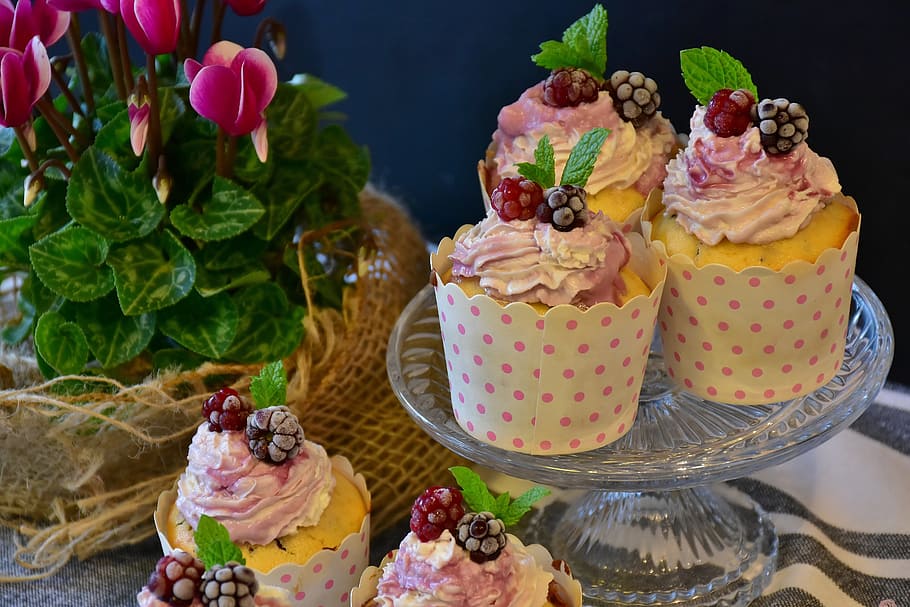 Cupcakes, Beere, oben, Cupcake, Muffin, Kuchen, Süßigkeiten, Torte, Kuchendekorationen, Sahne, Mascarpone, Belag, Beeren, backen, Confiserie, Süss, Essen, Kaffee-Party, bilden, Dessert, Süßspeise, Gebäck, Kalorien, köstlich, Mehl, Zucker, Butter, Ei, Teig, Zutaten, Vorbereitung, Lebensmittel, Kunst, Lebensmittelfoto, Food-Fotografie, Essen und Trinken, Frische, Süßes Essen, Genuss, Stillleben, fertig für den Verzehr, Tabelle, keine Leute, Beerenfrucht, Versuchung, drinnen, ungesunde Ernährung, Obst, Nahansicht, High Angle View, Blume, Glas, 5K