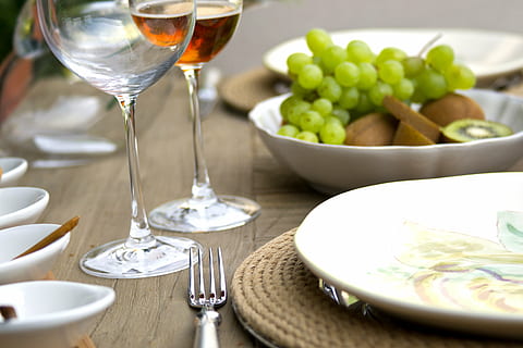 tavolo, macro, nessuno, sfondo, dettaglio, struttura, fotografia, sfondi, prima colazione, cibo, copia spazio, orizzontale, cucina, avvicinamento, mattina, foto, nutrizione, foto di cibo, invitare, celebrazione, mangiare sano, bellissimo, fresco, delizioso, bar, legna, uno stile di vita sano, foto del prodotto, Buongiorno, bicchiere, tazza, bevanda, piatto, Uvetta, vino, un toast, svegliare, cibo e bevande, bicchiere di vino, bere, rinfresco, alcool, attrezzature domestiche, forchetta, utensile da cucina, pasto, messa a fuoco selettiva, ambientazione, vasellame, vino rosso, cena, cenare, 5K, CC0, dominio pubblico, privo di copyright