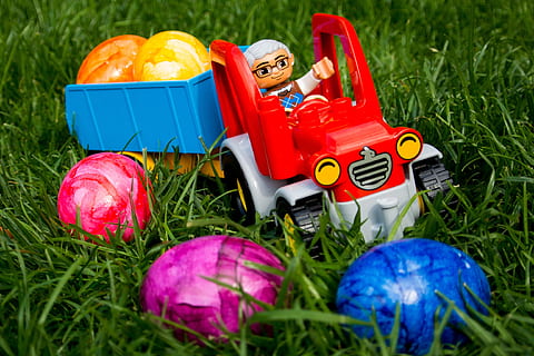 uovo di Pasqua, lego, duplo, trattore, Pasqua, Lego, Duplo, raccogliere, uovo, buona Pasqua, colorato, colore, primavera, figura, erba, sdraiarsi, nessuno, celebrazione, infanzia, giorno, pianta, natura, giocattolo, campo, terra, all'aperto, vacanza, colore verde, plastica, bambino, macchina giocattolo, cibo, vacanza - evento, innocenza, 4K, CC0, dominio pubblico, privo di copyright