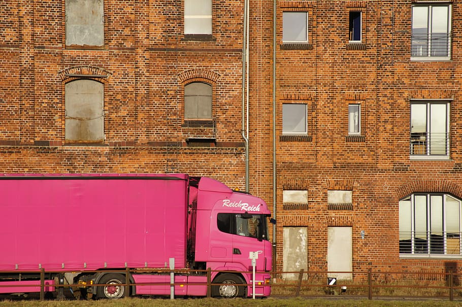 rosa, camion, Marrone, calcestruzzo, costruzione, giorno, industria, porta, scala, memoria, fiume, sistema di trasporto, paesaggio industriale, gru portuali, Caricamento in corso, porto romantico, porto impressioni, trasporto, mattone, atmosfera, finestra, vecchio, facciata, casa in pietra, mezzi di trasporto, veicolo terrestre, architettura, modo di trasporto, esterno dell'edificio, struttura costruita, veicolo a motore, città, strada, nessuno, veicolo terrestre commerciale, semi-camion, colore rosa, rosso, autotrasporti, all'aperto, 4K