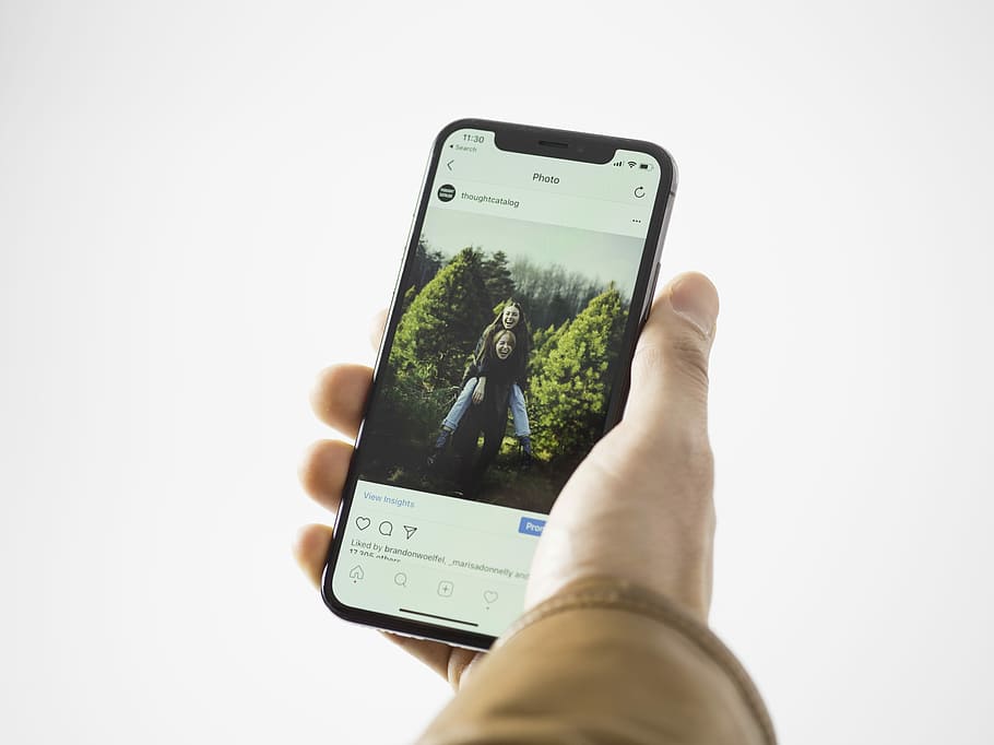 osoba, použitím, Černá, chytrý telefon, hospodářství, prostor, šedá, iphone x, ruka, telefon, přístroj, iphone, instagram, bezdrátové technologie, lidské ruky, sdělení, technologie, přenosné informační zařízení, mobilní telefon, spojení, část lidského těla, obrazovka, fotografická témata, detail, bílé pozadí, Dotyková obrazovka, focení, uvnitř, jedna osoba, prst, 8K