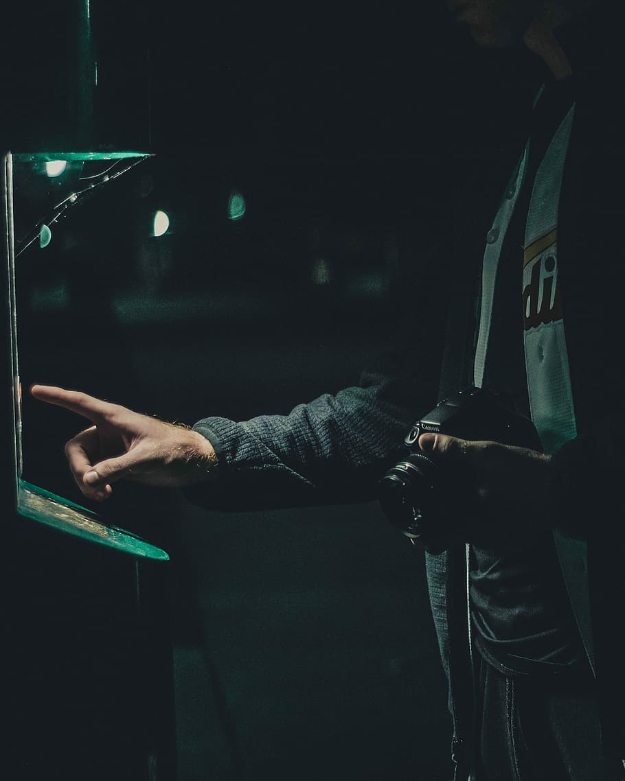 fotografia de silueta, home, celebració, càmera, intentant, funcionar, màquina, persona, negre, càmera dslr, utilitzant, verd, encès, masculí, llum, nit, fosc, il·luminat, botó, fotografia, una persona, persones reals, a l'interior, homes, estils de vida, comunicació, activitat d'oci, de peu, mà humana, vista lateral, roba casual, centrar-se en primer pla, mà, connexió, tres quarts de longitud, dit, 4K