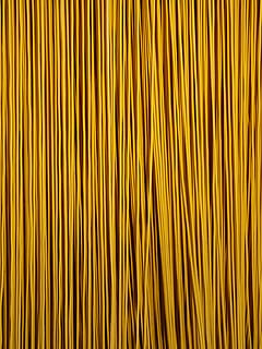 Seile, Gelb, abhängen, Spaghetti, Fäden, Streicher, lange, Pasta, italienisches Essen, Hintergründe, keine Leute, Rohkost, Vollbild, Nahansicht, Essen und Trinken, drinnen, Muster, Lebensmittel, Frische, große gruppe von gegenständen, Fülle, texturiert, Geschäft, goldfarben, 2K, CC0, gemeinfrei, lizenzfrei
