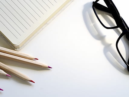 plano, laico, fotografía, los anteojos, de colores, lapices, educación, papel, escritura, composición, lápiz, negocio, colegio, oficina, documento, encuadernaciones de libros, estudiar, escritorio, página, literatura, escribir, blanco, rosado, libro, diseño, cuaderno, creativo, bloc, redacción, editor, estacionario, lugar de trabajo, trabajo, mesa, dupdo, Nota, papeleo, naturaleza muerta, adentro, nadie, Fondo blanco, instrumento de escritura, vista de alto ángulo, foto de estudio, copia espacio, de cerca, bolígrafo, grupo de objetos, publicación, caucho, dos objetos, el color blanco, 4K, CC0, dominio público, libre de derechos