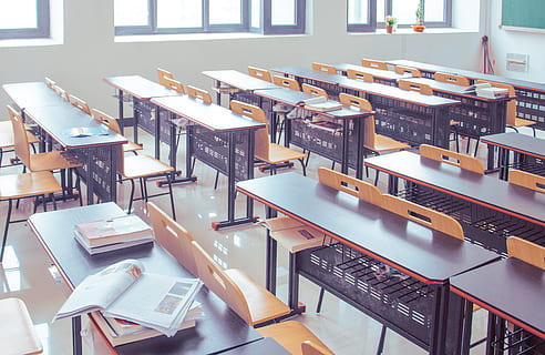 noir, bureau d'étude, livres, Haut, salle de cours, Guiyang, les tables, manuels scolaires, bureaux, le podium, étudiant, les étudiants, les uniformes, livre, table, éducation, à l'intérieur, personne, grand groupe d'objets, siège, école, chaise, la fenêtre, bureau, journée, arrangement, vue grand angle, nature morte, meubles, architecture, dans une rangée, publication, 2K