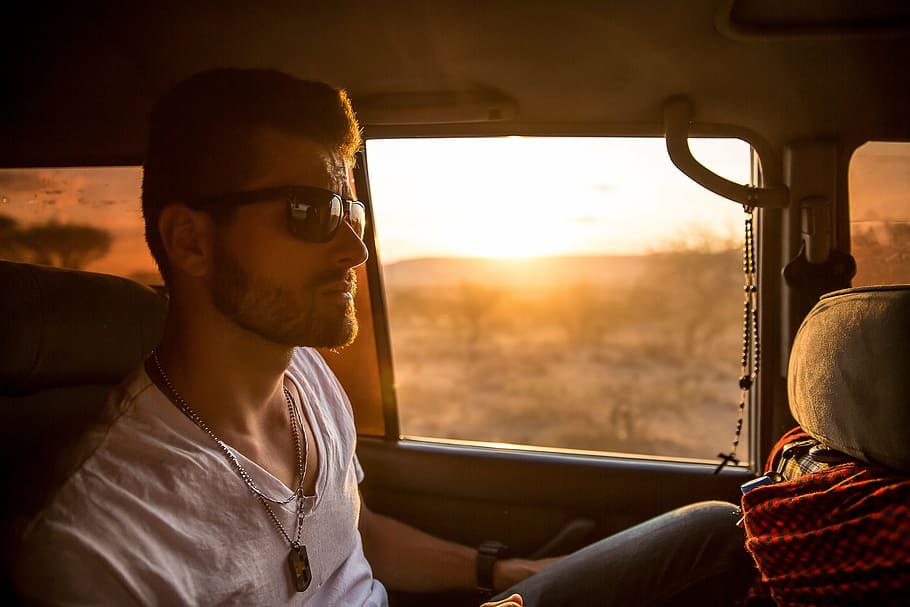 home, assegut, vehicle, daurat, hores, portar, ulleres de sol, darrere, controlador, conjunt, endins, cotxe, sortida del sol, paio, cara, barba, moda, gent, jeep, posta de sol, transport, conduir, un sol home, una persona, viatge de carretera, adult, només adults, només homes, interior del vehicle, manera de transport, retrat, viatjar, cel, homes, adult jove, naturalesa, tirada al cap, finestra, home jove, viatge, gots, sol, a l'aire lliure, 5K