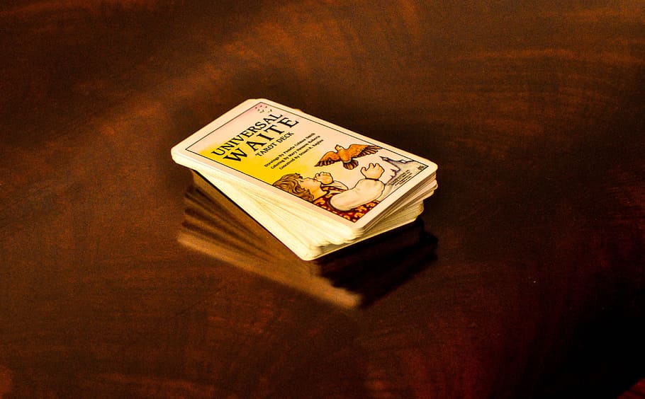blanc, targetes, superior, marró, fusta, taula, tarot, coberta de tarot, coberta, màgia, fortuna, paquet, cartes del tarot, targeta, endevinació, endeví, predicció, cartró, a l'interior, Finances, material de fusta, riquesa, cap gent, sol objecte, negocis, vista d’angle alt, primer pla, text, representació, tir de l'estudi, comunicació, moneda, color daurat, còpia espai, directament a sobre, natura morta, gra de fusta, lingots, 4K