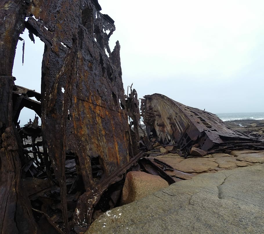 Schiffswrack, Strand, Tageszeit, Tag, Zeit, verwüsten, Rost, Sand, Küste, Wüste, zugrunde richten, Schiff, Trümmer, Natur, Apokalypse, keine Leute, draußen, Himmel, Wasser, Land, verlassen, Rock, Ruhe, Meer, beschädigt, obsolet, Rock - Objekt, solide, alt, rostig, Metall, Verschlechterung, ruiniert, 2K
