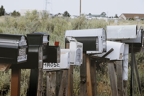 schwarz, Weiß, Postfächer, draußen, Briefkasten, Post, Box, Gras, Gebäude, Tag, keine Leute, Natur, Kommunikation, Pflanze, Baum, Holz - Material, Fokus auf den Vordergrund, Korrespondenz, Brief, Feld, Land, mail, Himmel, gebaute Struktur, Container, Sonnenlicht, Text, 4K, CC0, gemeinfrei, lizenzfrei