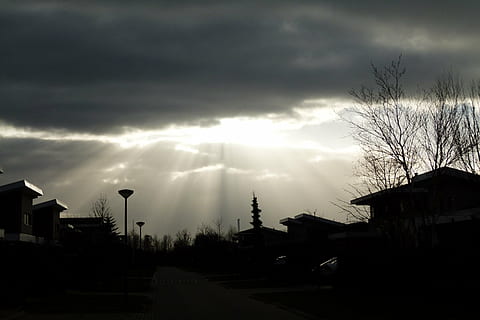 wolken, lucht, natuur, zonnestralen, dreigend, architectuur, buitenkant van het gebouw, wolk - lucht, ingebouwde structuur, hemel, stad, straat, gebouw, silhouet, vervoer, geen mensen, boom, motorvoertuig, auto, wijze van transport, straatlantaarn, weg, zonlicht, buitenshuis, donker, 4K, CC0, publiek domein, royaltyvrij