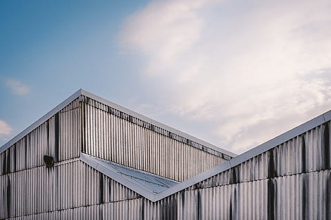 clădire, structura, siding, lambriu, acoperiş, arhitectură, cer, nori, nor - cer, construită, zi, exteriorul clădirii, natură, nici o persoana, model, industrie, în aer liber, metal, oraș, modern, vedere unghiulară joasă, Afaceri, albastru, transport, beton, ondulat, aliaj, oţel, 1080P, CC0, domeniu public, fără drepturi de autor