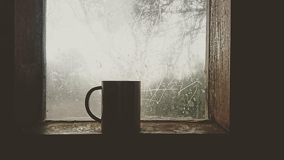 henkilö, ottaen, kuva, valkoinen, keraaminen, muki, ikkuna, kahvi, kylmä, talvi-, lämmetä, aamu, juoda, kuppi, kuuma, espresso, tee, sisällä, ei ihmisiä, päivä, lähikuva, läpinäkyvä, lasi - materiaali, asetelma, luonto, ruoka ja juoma, pöytä, ikkunalaudalla, vanha, heijastus, poissaolo, lasi-, 2K, CC0, public domain, rojaltivapaa