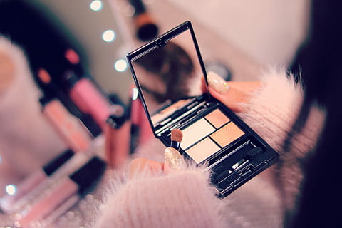 selettivo, messa a fuoco, persona, detenzione, kit del make up, messa a fuoco selettiva, trucco, kit, donne, prodotto di bellezza, persone, avvicinamento, femmine, pennello da trucco, ombretto, adulto, bellezza, musicista, musica, cultura artistica e intrattenimento, in casa, strumento musicale, tecnologia, parte del corpo umano, occupazione, temi fotografici, artista, macchina fotografica - attrezzatura fotografica, le riprese, arrossire - trucco, 1080P, CC0, dominio pubblico, privo di copyright