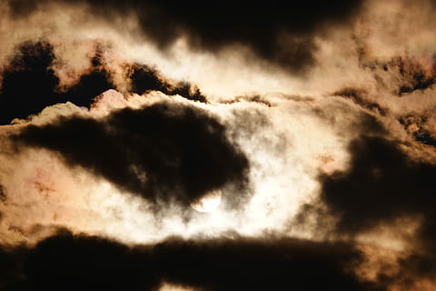 gylden sky, lav, vinkelfotografering, sol, dækket, skyer, Sky, nat, sollys, sort, cloudscape, sky - himmel, dramatisk himmel, himmel, skønhed i naturen, mørk, humørlig himmel, atmosfære, baggrunde, natur, scenics - natur, overskyet, storm, ingen mennesker, storm sky, sort farve, vind, udendørs, meteorologi, ildevarslende, tekstureret effekt, lyse, 4K, CC0, offentligt domæne, royaltyfrie