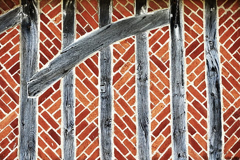 maó, temporitzador, meitat de fusta, paret, vell, medieval, tudor, història, antic, construcció, patró, textura, vermell, diagonal, biga, tauler, patrimoni, cultura, edifici, arquitectura, antiguitat, vintage, referència, Cruck, anglès, marc complet, fons, cap gent, estructura construïda, dia, metall, primer pla, funció de construcció de parets, llum solar, a l'aire lliure, marró, naturalesa, tanca, barrera, material de fusta, ratlles, límit, 5K, CC0, domini públic, lliure de regalies
