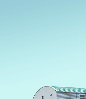 blanco, edificio verde azulado, arquitectónico, fotografía, azul, edificio, cielo azul, en la azotea, estructura, arquitectura, estructura construida, cielo, exterior del edificio, cielo limpio, copia espacio, naturaleza, día, nadie, vista de ángulo bajo, sección alta, techo, al aire libre, casa, luz del sol, vehículo aéreo, comunicación, fábrica, 5K, CC0, dominio público, libre de derechos