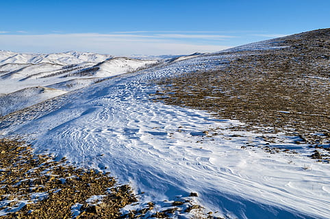 sne, bjerg, vind, vinter, kold, vandring, bjergtop, klar, himmel, mongoliet, natur, frisk luft, kold temperatur, skønhed i naturen, scenics - natur, miljø, dag, landskab, jord, ikke-urbane scene, ingen mennesker, ro, rolig scene, Frosset, blå, idyllisk, bjergkæde, udendørs, snedækket bjerg, 4K, CC0, offentligt domæne, royaltyfrie