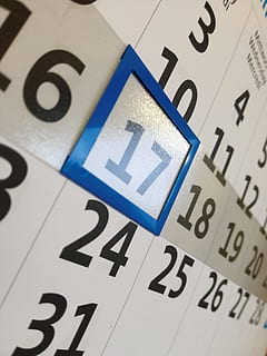calendario bianco, calendario, data, tempo, ufficio, calendario, Data, anno, programma, pianificazione, avvicinamento, fotogramma intero, nessuno, promemoria, giorno, numero, in casa, blu, comunicazione, carta, testo, sfondi, vista dall'alto, sceneggiatura occidentale, Colore bianco, orologio, rilassamento, girato in studio, 4K, CC0, dominio pubblico, privo di copyright