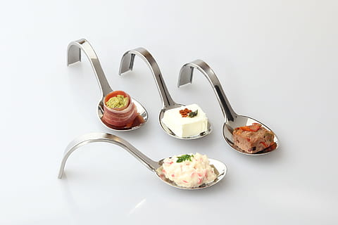 zilveren lepels, lepel, ontwerp, proeverij, voedsel, wit, maaltijd, versheid, eten en drinken, studio opname, zoet, zoet eten, binnenshuis, zuivel product, keuken gebruiksvoorwerp, witte achtergrond, toetje, geen mensen, aflaat, eetgerei, gebakken, variatie, stilleven, koekje, drinken, zilverkleurig, verleiding, luxe, 2K, CC0, publiek domein, royaltyvrij