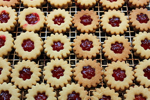 cookies på bakken, advent, cookie, jul, slik, mad, dessert, sødt mad, gourmet, mad og drikke, friskhed, fuld ramme, indendørs, bagt, sød, baggrunde, stor gruppe af objekter, stilleben, ingen mennesker, i en række, overbærenhed, tæt på, klar til at spise, gentagelse, overflod, fristelse, bestille, bagt konditorivarer, snack, 4K, CC0, offentligt domæne, royaltyfrie