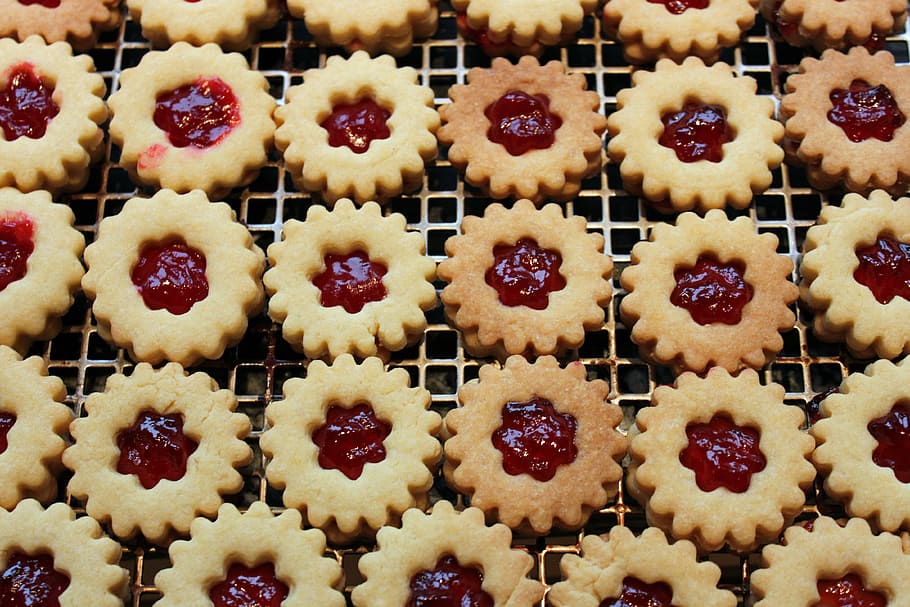cookies på bakken, advent, cookie, jul, slik, mad, dessert, sødt mad, gourmet, mad og drikke, friskhed, fuld ramme, indendørs, bagt, sød, baggrunde, stor gruppe af objekter, stilleben, ingen mennesker, i en række, overbærenhed, tæt på, klar til at spise, gentagelse, overflod, fristelse, bestille, bagt konditorivarer, snack, 4K