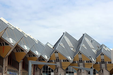 Würfelhaus, die Architektur, würfelförmig, Würfel, piet blom, Gebäude, moderne Architektur, modernes Gebäude, Himmel, modern, Fassade, Konstruktion, rotterdam, Niederlande, Holland, gebaute Struktur, Gebäudehülle, Haus, draußen, wolke - himmel, Tag, Wohngegend, Flachwinkelansicht, keine Leute, Stadt, Natur, Dach, Strandhütte, in einer Reihe, Sonnenlicht, Reihenhaus, Wohnsiedlung, 5K, CC0, gemeinfrei, lizenzfrei