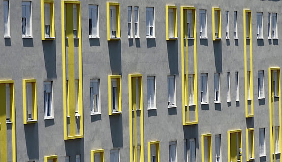 finestres, color, edifici, arquitectura, estructura construïda, lloc de construcció, industria de la construcció, arquitectura i edificis, exterior de l'edifici, concret, finestra, bastides, edifici residencial, blau, cap gent, casa, en fila, marc complet, dia, groc, a l'aire lliure, costat a costat, fons, barri residencial, patró, repetició, vista d’angle baix, penjant, primer pla, naturalesa, apartament, 4K, CC0, domini públic, lliure de regalies