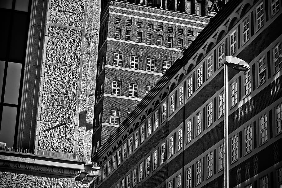 arquitectura, edifici, finestra, ciutat, façana, barri antic, maons, centre de la ciutat, llars, stadtmitte, façana de la casa, gratacels, edifici d'oficines, düsseldorf, centre, negre blanc, blanc i negre, sw, contrast, estructura construïda, exterior de l'edifici, cap gent, dia, vista d’angle baix, barri residencial, a l'aire lliure, text, apartament, vidre - material, fons, comunicació, patró, llum solar, balcó, 4K