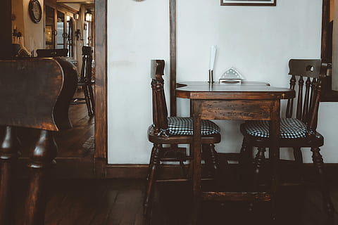 brun, tre, 3-delt, 3-biters bistro, sett, hvit, vegg, innsiden, rom, bord, stoler, restaurant, bord for to, kafe, spise~~POS=TRUNC, stol, innendørs, interiør, sete, tre - materiale, tømme, ingen folk, fravær, møbler, virksomhet, belysningsutstyr, dag, veggbyggingsfunksjon, retro stylet, glass - materiale, gammel, elektrisk lampe, 4K, CC0, offentlig domene, opphavsrett gratis