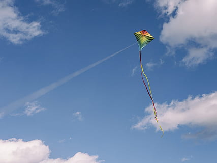 verde, giallo, aquilone, aria, blu, nuvoloso, cielo, Aquilone rosso, giorno, nube, volante, volare, natura, all'aperto, immagine a colori, nuvola - cielo, spettacolo aereo, aereo, scia di vapore, Inquadratura dal basso, aquilone - giocattolo, mezz'aria, mezzi di trasporto, movimento, nessuno, veicolo aereo, in movimento, multicolore, ambiente, vento, acrobatica aerea, 4K, CC0, dominio pubblico, privo di copyright