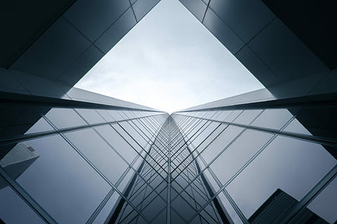 visão de olho de vermes, construção, dia, foto de baixo ângulo, arranha-céus, vidro, reflexão, arquitetura, cidade, alta, escritório, torre, aço, moderno, conceito, abstrato, urbano, altura, construir, estrutura construída, visão de baixo ângulo, céu, futurista, vidro - material, exterior do edifício, padronizar, forma geométrica, ninguém, forma triangular, diretamente abaixo, forma, janela, exterior do prédio de escritórios, arranha-céu, Liga, ao ar livre, 4K, CC0, domínio público, royalty free
